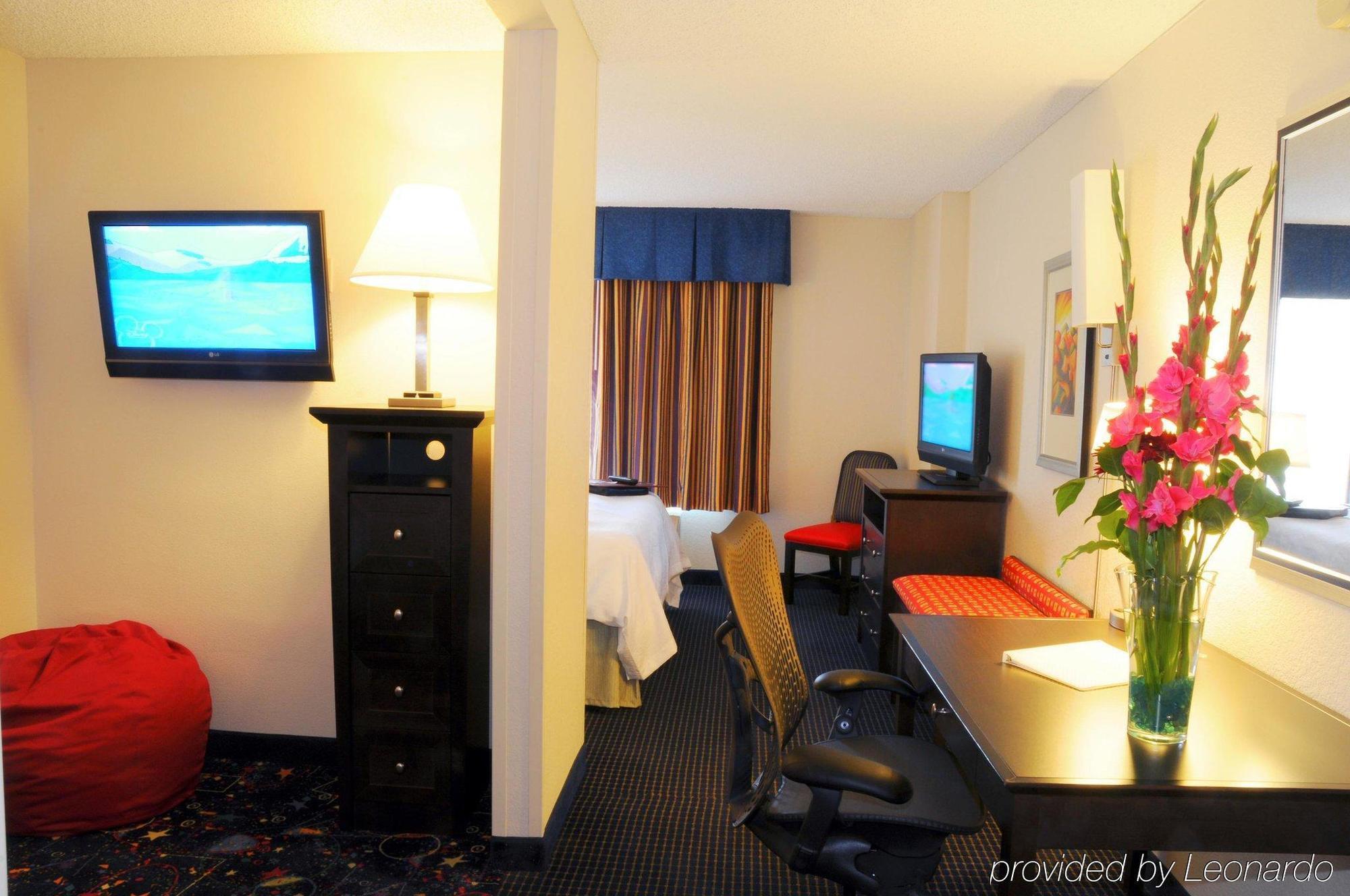 Hampton Inn & Suites Anaheim Garden Grove Room photo